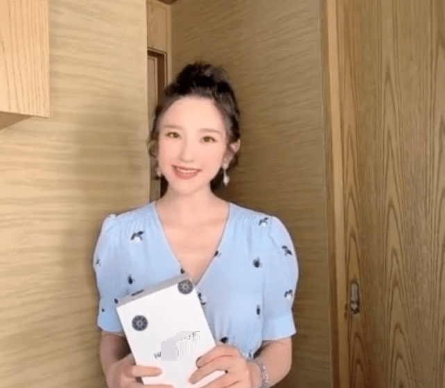 身材|唐艺昕产后首复工，身材恢复苗条，样子却变化太大让人认不出来