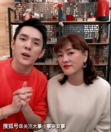 包戴|偶遇李佳琦妈妈做美甲,穿连衣裙雍容华贵,背名包戴名表尽显阔气