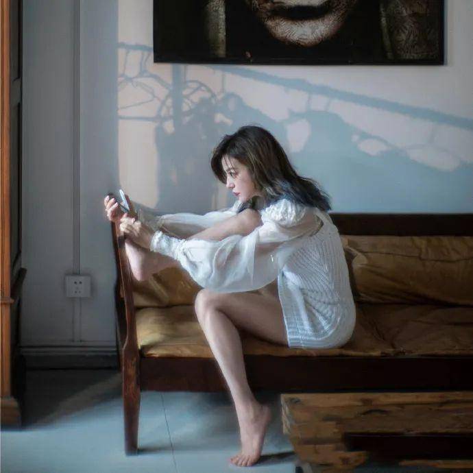 裙子|赵薇年纪越大越爱扮嫩了！嫩绿小裙子换上，怎么都看不出44岁了