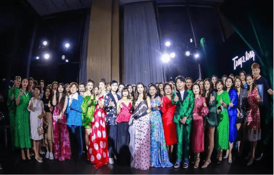 商演|李若彤一场商演捞金35万?54岁的她现身商演,身材保持线条完美