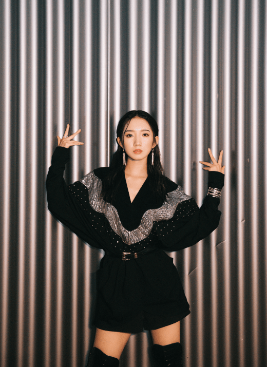 短裤|孟美岐不愧是“女团队长”,短裤秀出大长腿,个性低调超有范