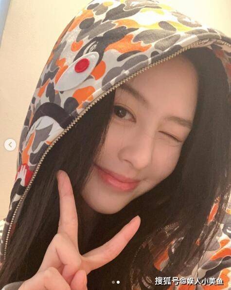 邱淑贞|邱淑贞女儿沈月晒素颜照，鼻子变高脸型修长，比妈妈年轻时更美