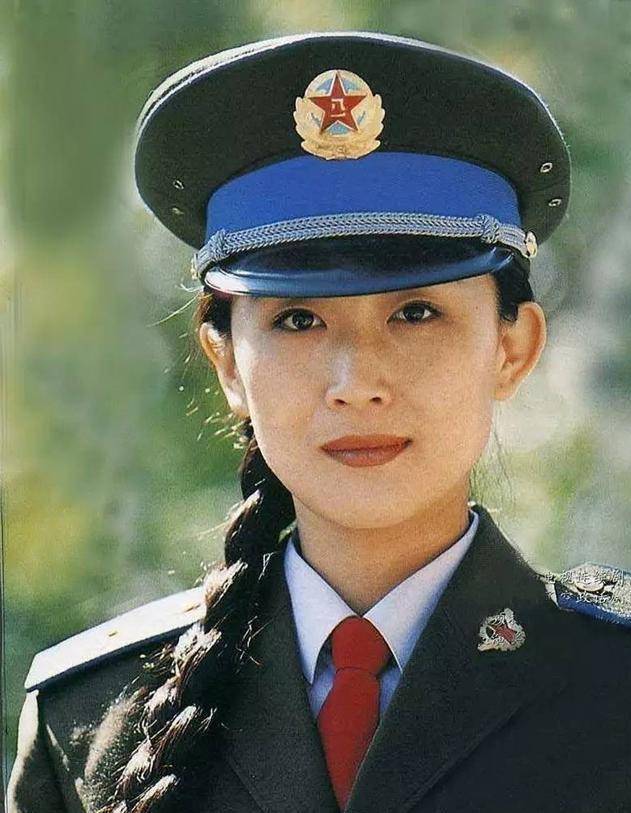 陈瑾出生于山东济南的一个军人家庭中.