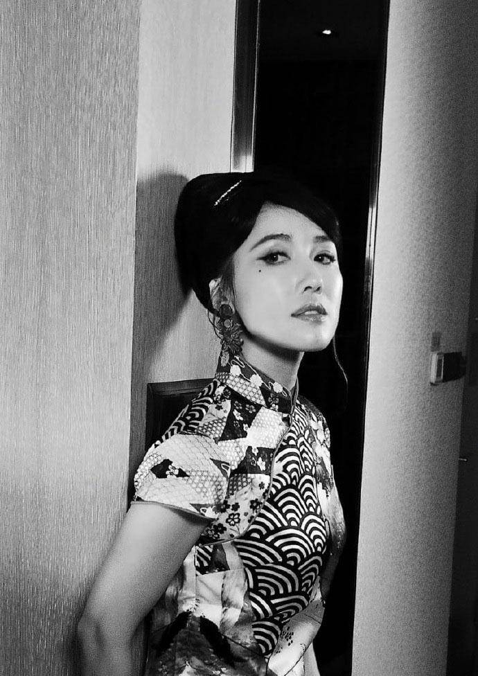 coco姐李施嬅出席东京时装周穿剧中旗袍亮相时髦又高级