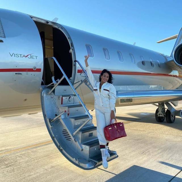 吊牌|C罗未婚妻乔治娜太寒酸，出席活动穿西装竟是借来的？吊牌都没摘