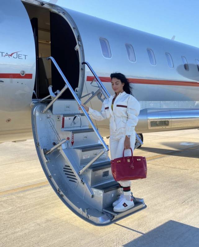 吊牌|C罗未婚妻乔治娜太寒酸，出席活动穿西装竟是借来的？吊牌都没摘