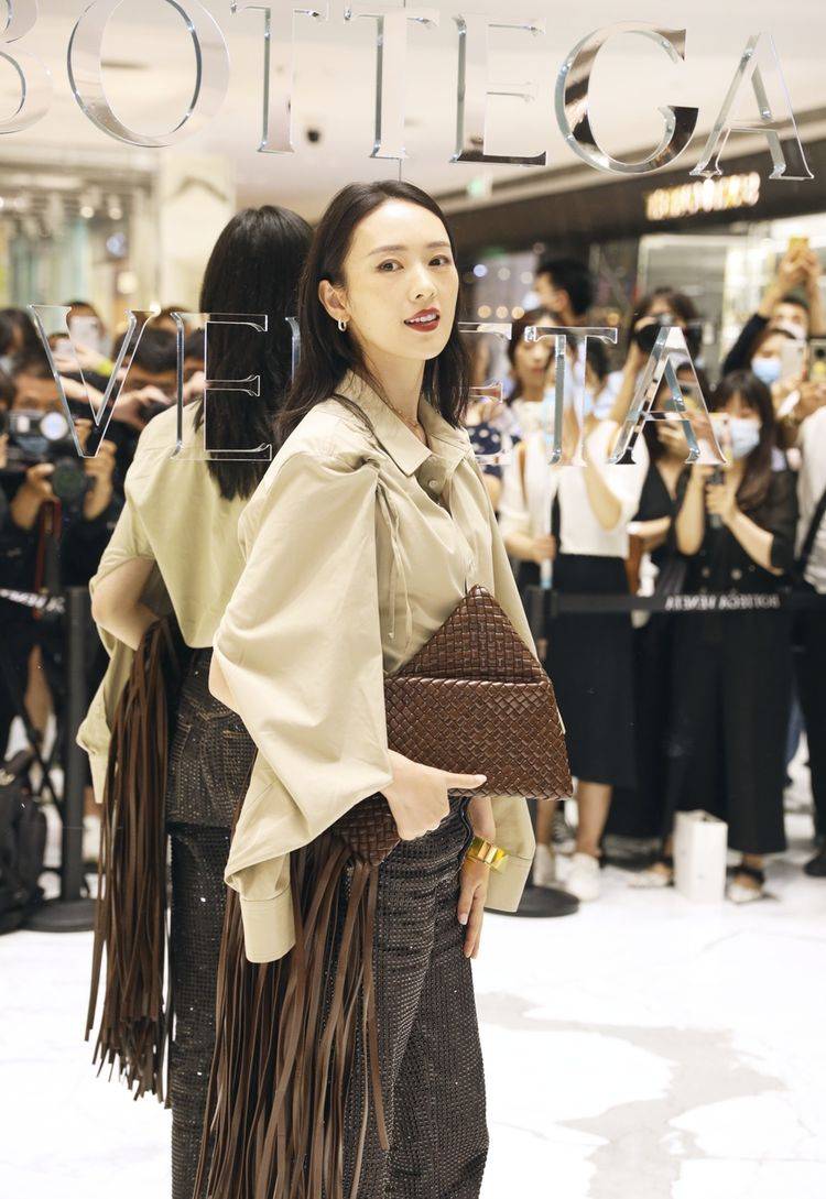 西装|童瑶穿香槟色西装，优雅端庄女人味十足，85后气质女生实至名归