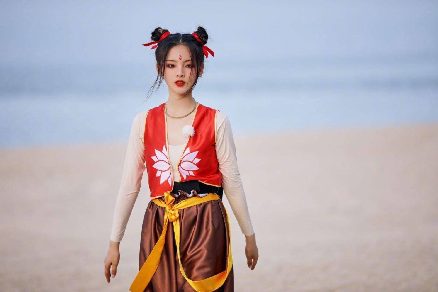 谭松韵|还为你的夏日发型烦恼吗？谭松韵、蔡依林、秀智都扎减龄丸子头!