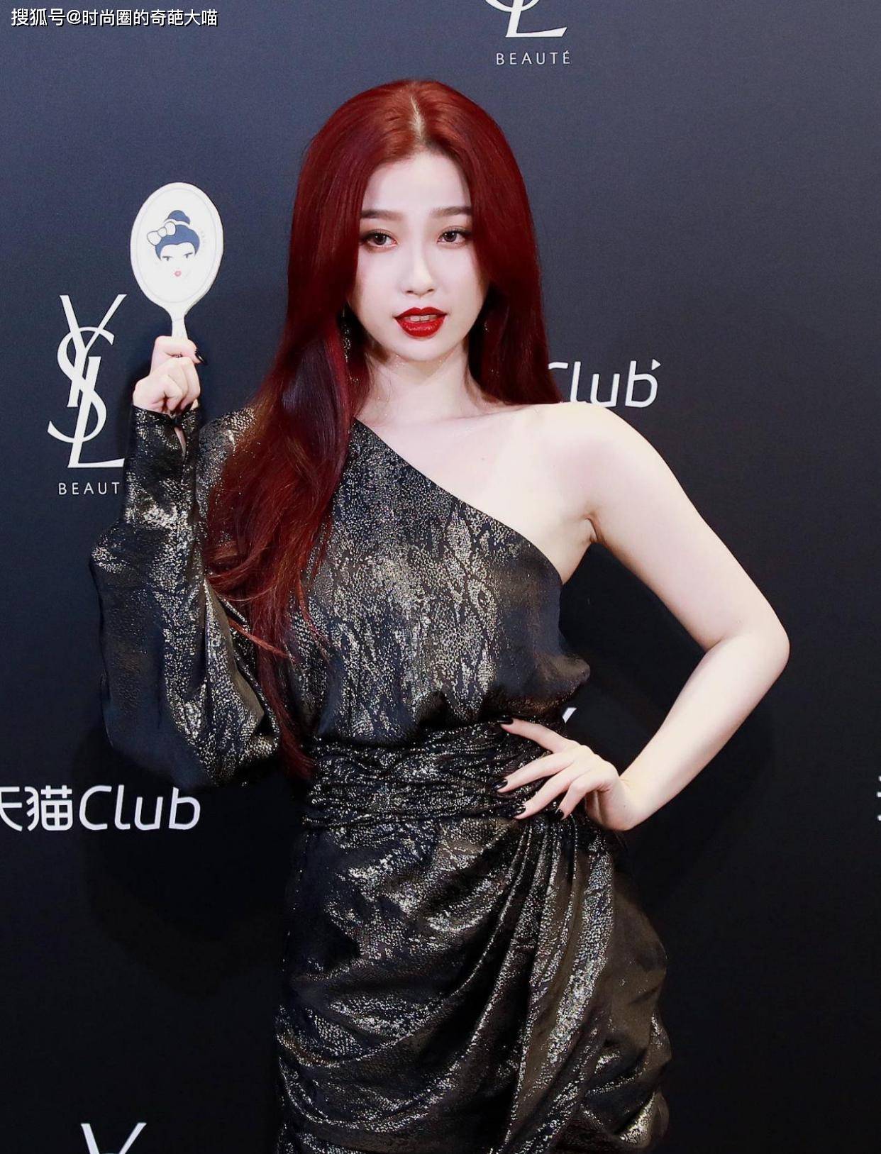 鞠婧祎|虞书欣鞠婧祎罕见同框，气质架势差太多，一个像大明星一个像助理