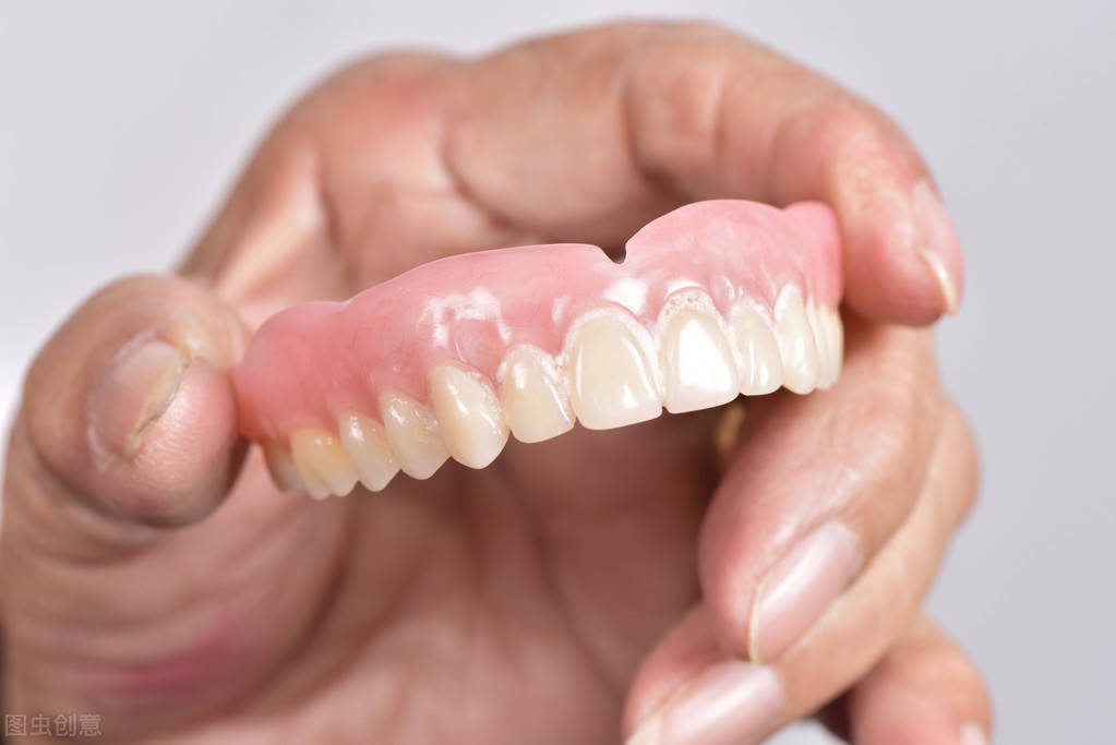 戴假牙便宜,但戴假牙的危害你知道吗?