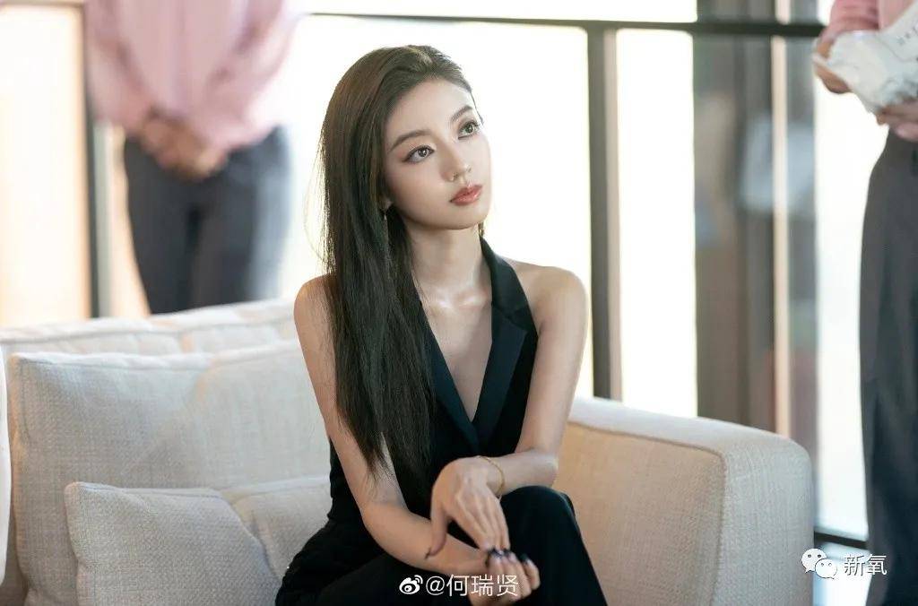 立体度|她不是安以轩亲妹吗？怎么出道5年都没火，还被骂到差点退圈？
