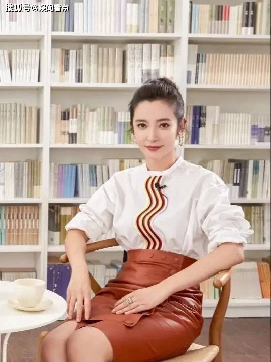 46岁的李冰冰条纹装配吸烟裤 少女感太强了