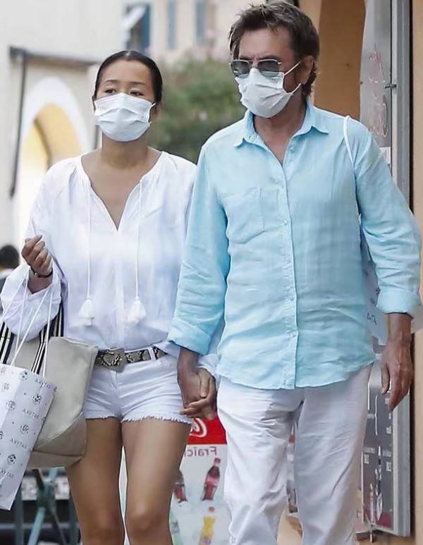 管制|巩俐不受外国老公管制？穿5CM热裤出行，看她勒出身材谁顶得住