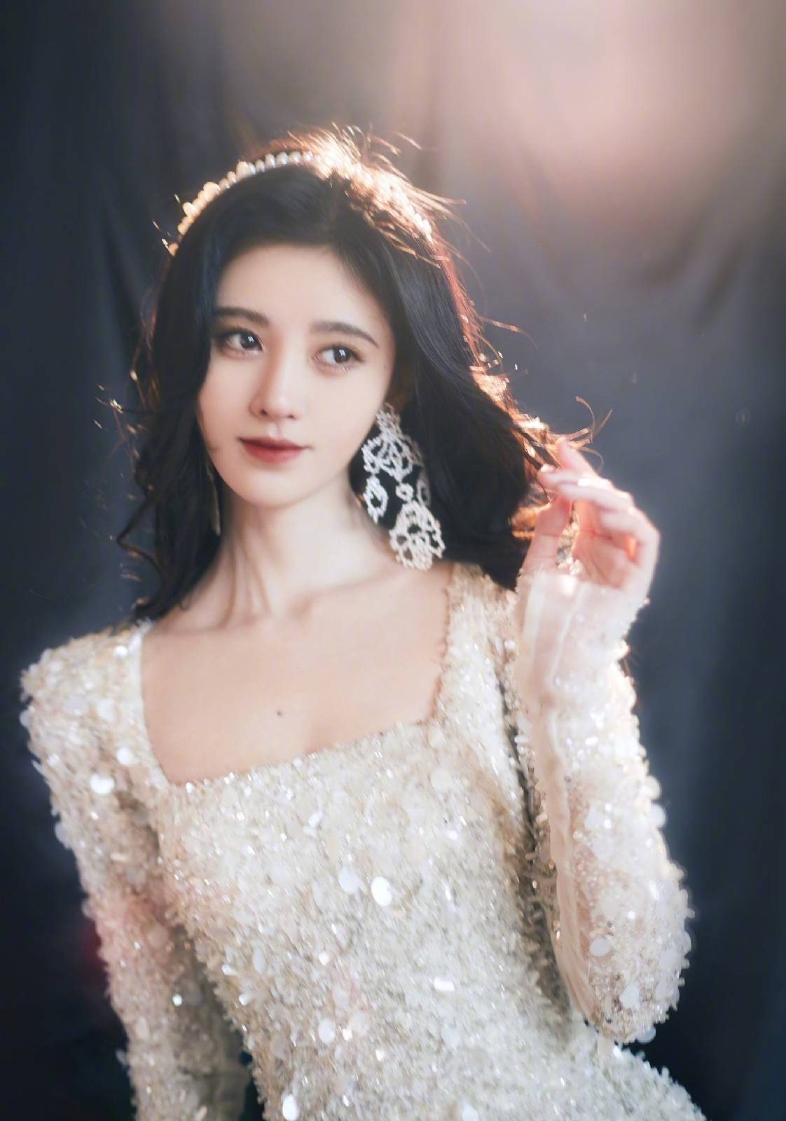 皮质|终于不走甜美风了，鞠婧祎穿黑色皮质衬衫现身，美得高级又惊艳