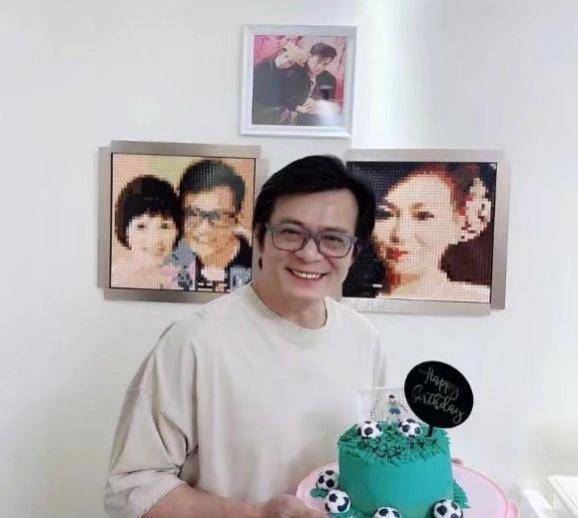 59岁黄日华笑容满面，似走出丧妻阴影，与影帝张