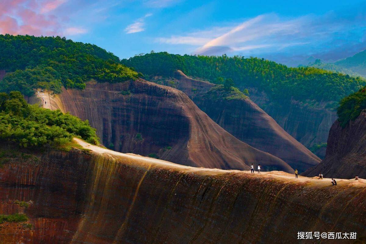 有两处风景绝伦的丹霞地貌风景—飞天山和高椅岭