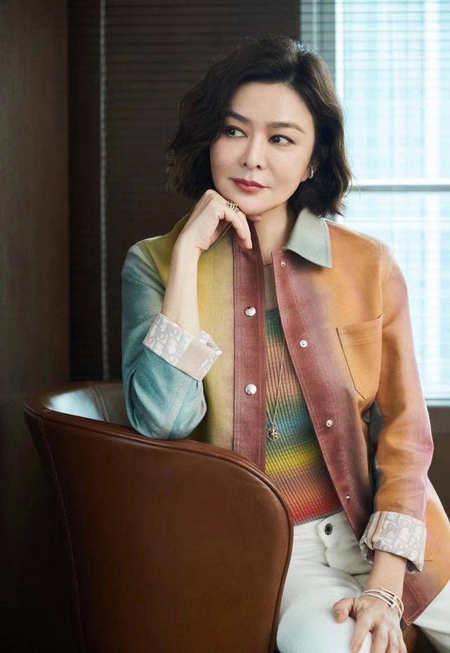 迪奥|关之琳也开始直播带货了！穿迪奥花衬衣烫卷发，化浓妆难掩法令纹