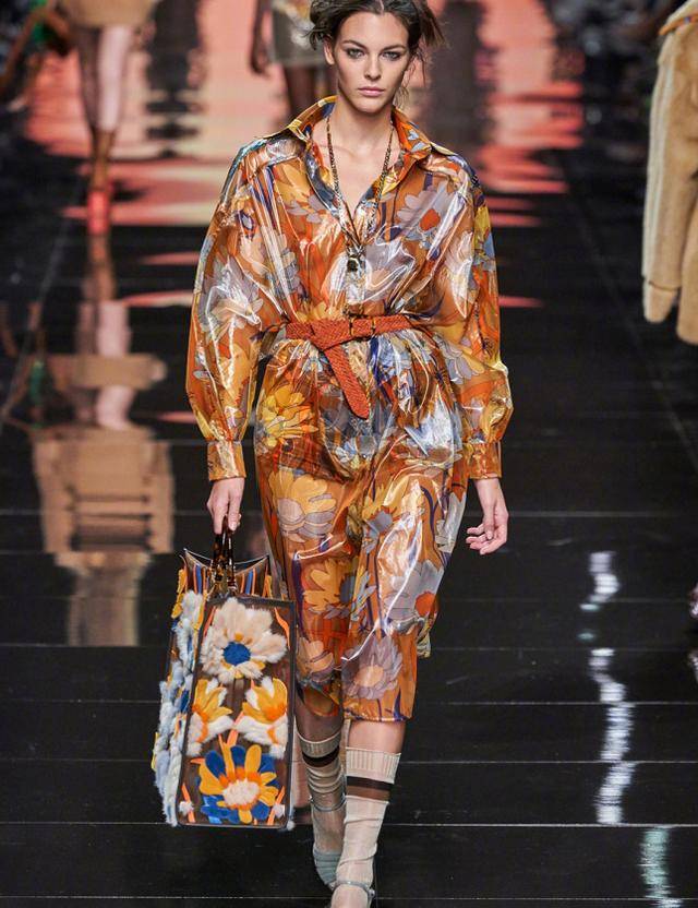 造型|杨幂穿它都“翻车”？其实印花没这么难驾驭，3招教你穿出时尚感