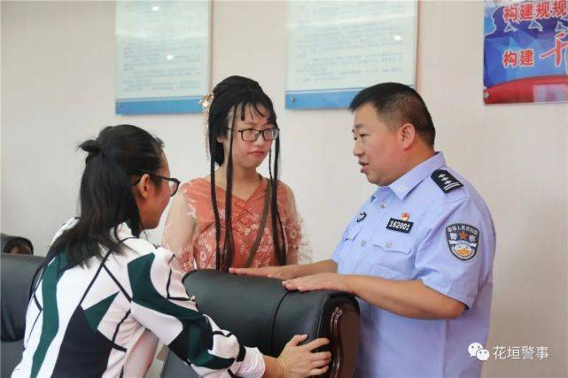 沈海清同志与民警子女交谈