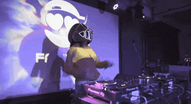 facevid桃心脸哥:「不是所有戴头套的dj都是marshmello」