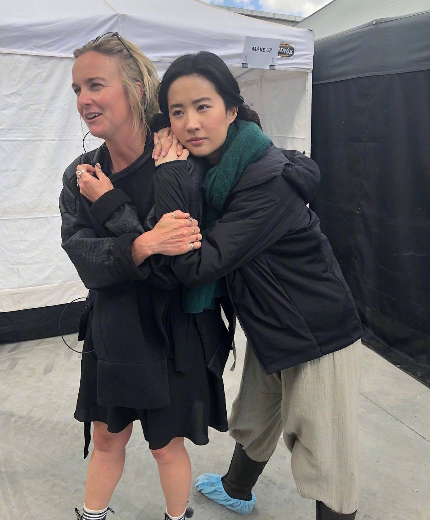 网友|原创刘亦菲挺真实的，颜值确实下坡了，但还是美的！