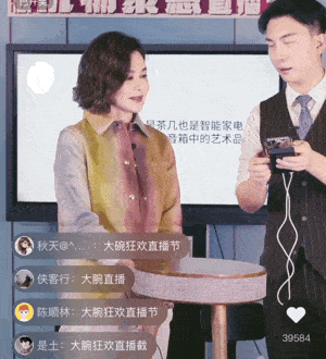 迪奥|关之琳也开始直播带货了！穿迪奥花衬衣烫卷发，化浓妆难掩法令纹