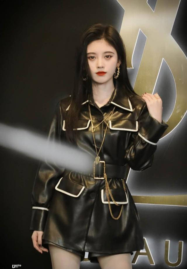 鞠婧祎又美上"热搜,不玩复古风的她,身材,颜值更惊艳
