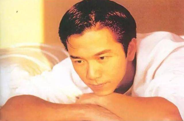 “小鲜肉鼻祖”温兆伦录视频耍帅，55岁依然有型