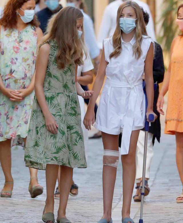 妹妹|西班牙公主开学！姐姐穿学生装和普通学生一样，妹妹随行刻意低调