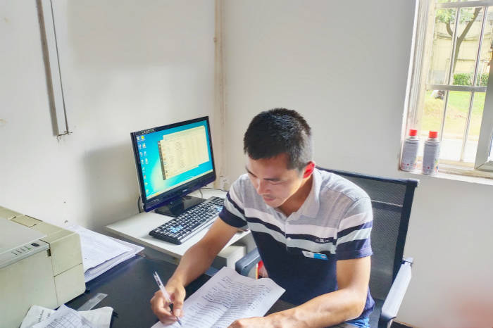 教育|安庆皖江中等专业学校两位教师获县级表彰