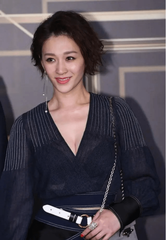 李小冉简直把"妙龄"给演活了,最后一套衬衣,一般人真穿不出味