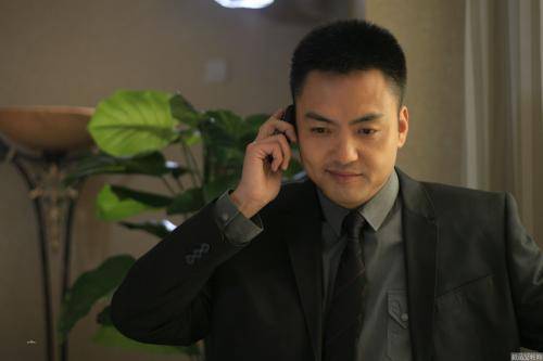 香妃去世19年,他为爱坚持扫墓守身19年