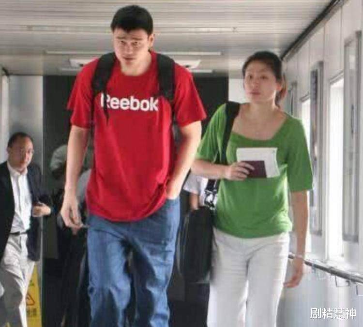 体坛巨星们的妻子们,姚明妻子,易建联妻子,周琦妻子,你觉得哪位好看呢
