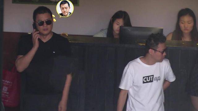 李亚鹏列为老赖餐厅生意惨淡,却现身4S店看千万豪车