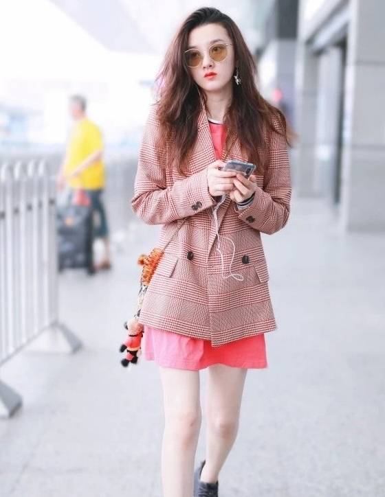 服装|别人都想扮嫩,宋祖儿却着急长大穿了妈妈的裙子,可还是好甜美!