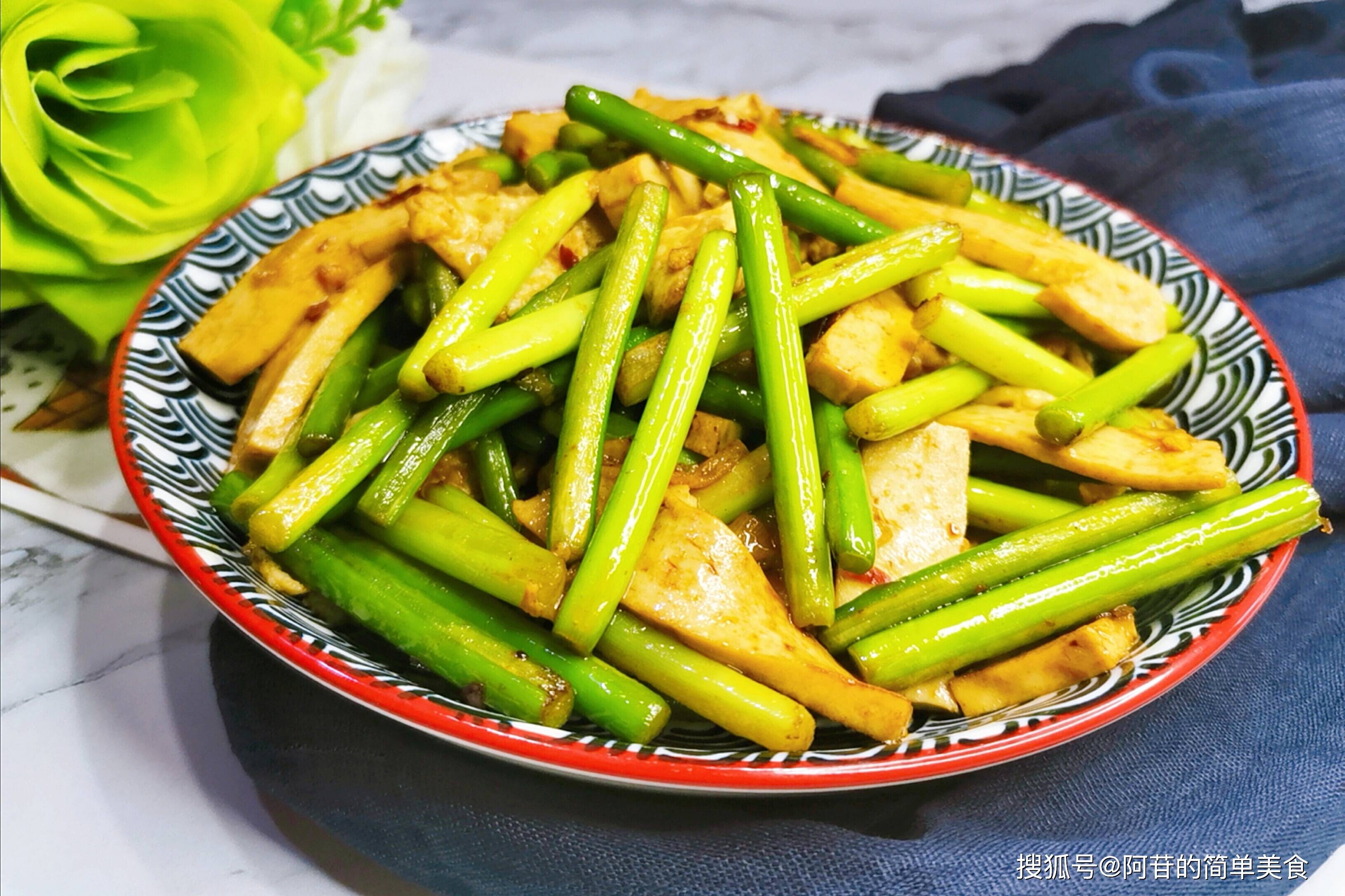 8.最后把炒好的蒜苔豆腐干,盛出装盘就可以食用了.