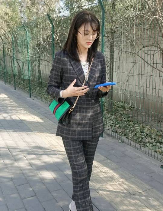 甘露|别再买七百多的匡威了，街头火了一款一百多的小白鞋，便宜又时尚