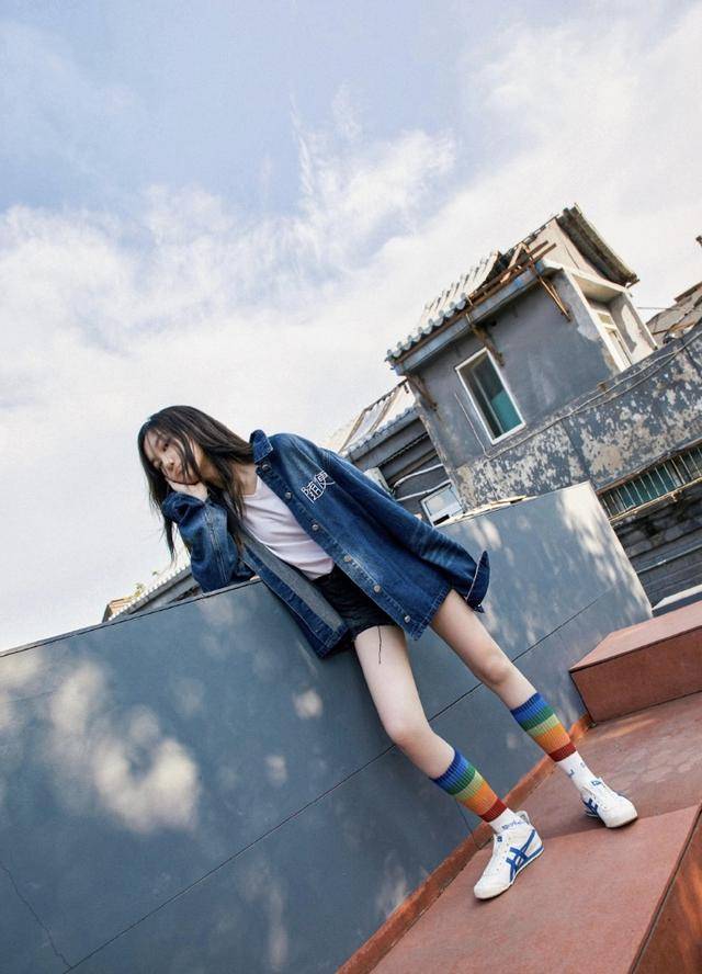 王菲|李嫣联合品牌做公益，绘画书法被印服装上，当模特拍写真超有范儿