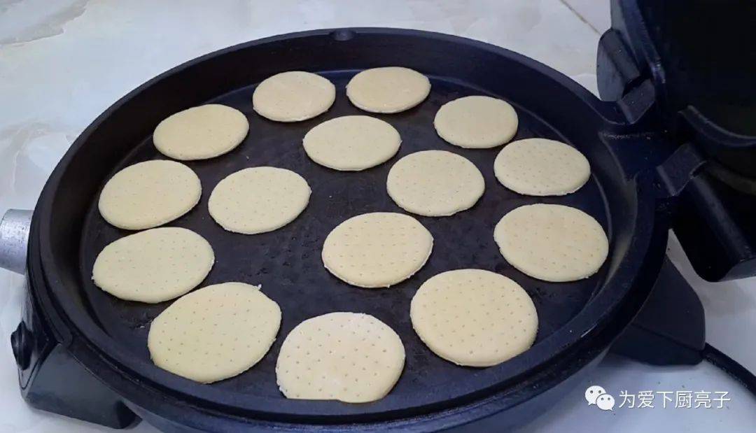 电饼铛不用刷油,放入小饼干,小火烙两分钟.