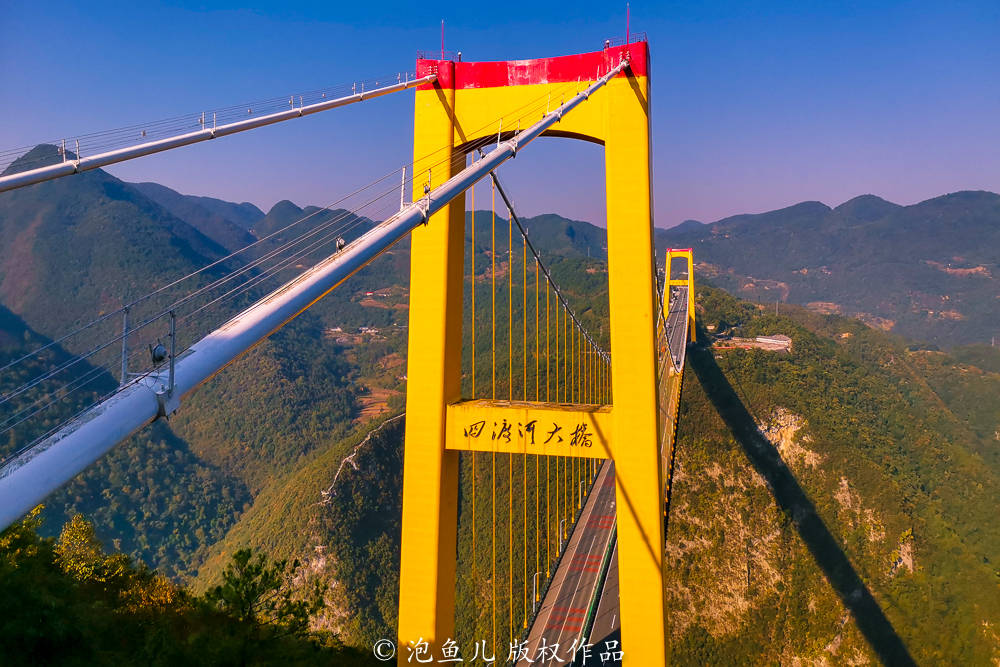 全球最胆战心惊的桥，用16129根钢丝吊在半空，老司机也喊腿发软