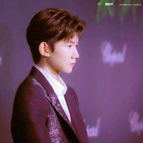 黑色|王源黑色印花西装为什么会上热搜？大家如何评论的？