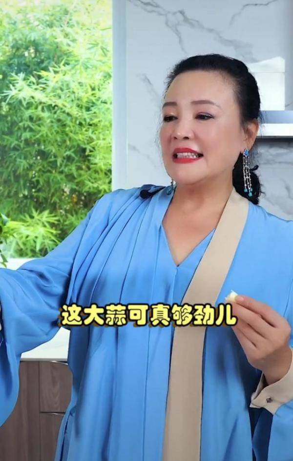 服装|大S的婆婆真会保养，就算吃大蒜都很优雅，这样的女人还挺有魅力