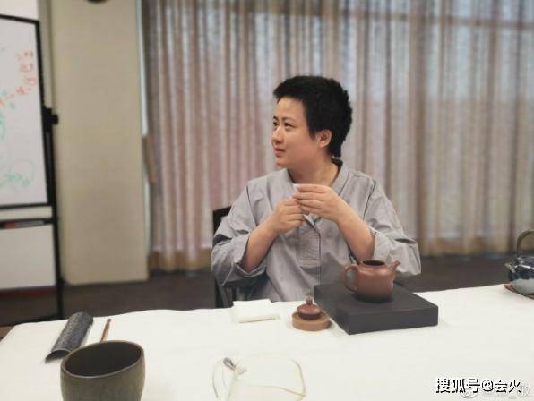茶艺|原创岳云鹏老婆生病后首晒照，利落短发双眼肿胀憔悴，身形也消瘦不少