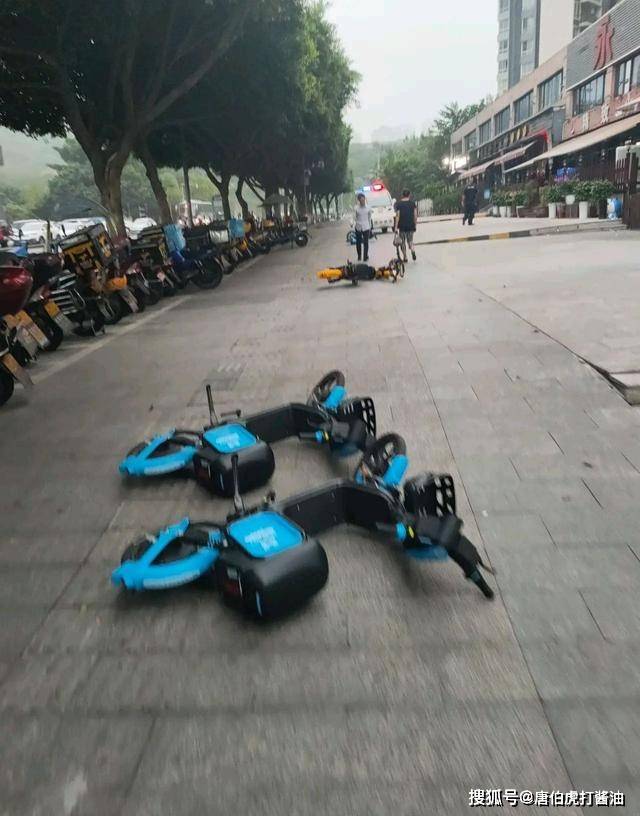 重庆街头共享电动车,不知道大家看到这景象,心里咋想的?