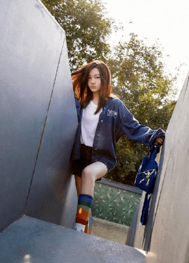 兔唇|李嫣最新写真：热裤搭配长筒袜，展现完美纤细大长腿！