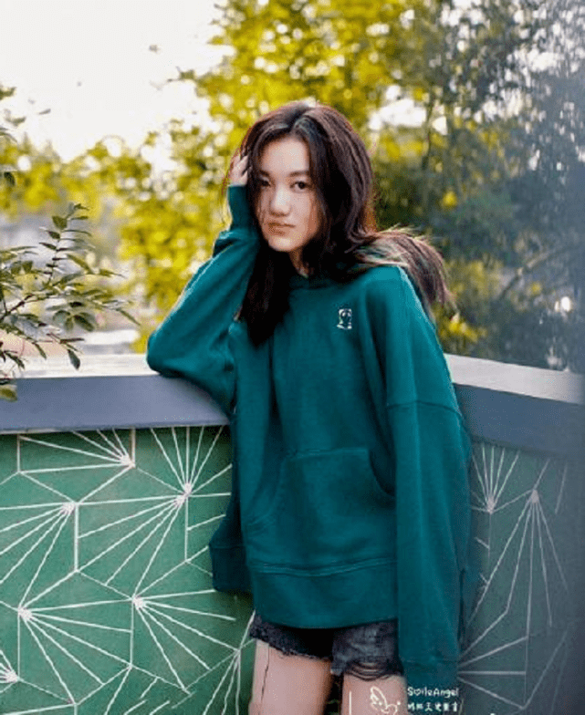 兔唇|李嫣最新写真：热裤搭配长筒袜，展现完美纤细大长腿！