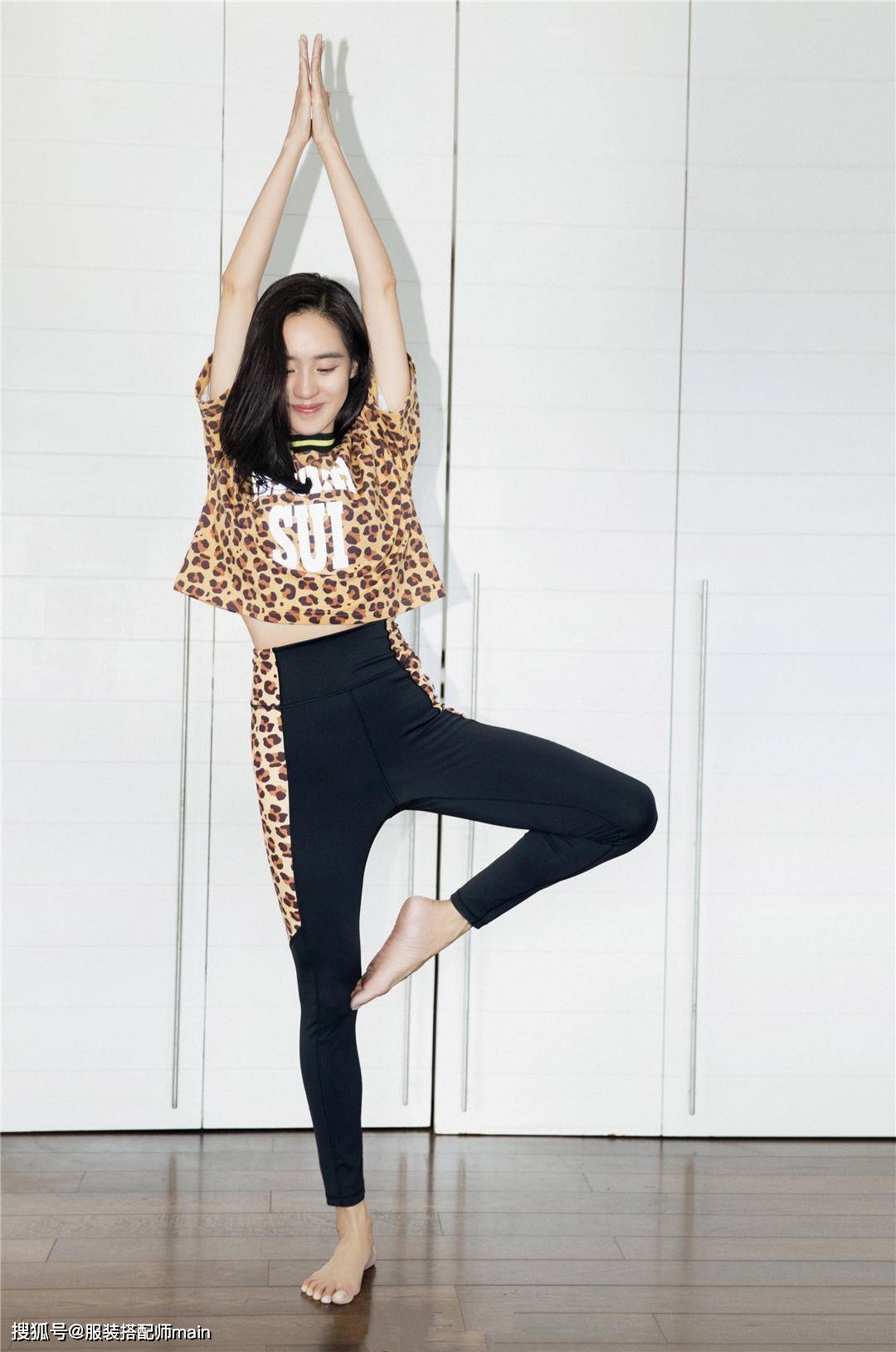 瑜伽|王智晒健身美照，豹纹T恤+瑜伽裤凹凸感十足，38岁辣妈不简单