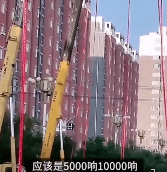 太过分了!男子因彩礼当街暴打女友 现场具体发生了什么?