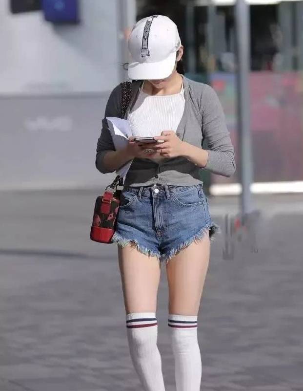 街拍美女小姐姐的热裤让人穿起来更舒适自在轻松