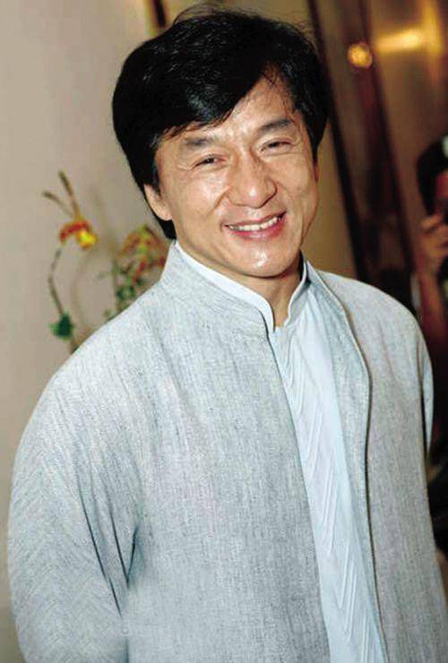 66岁成龙还在拼!自曝拍新片时曾溺水消失,唐季礼导演急得流眼泪